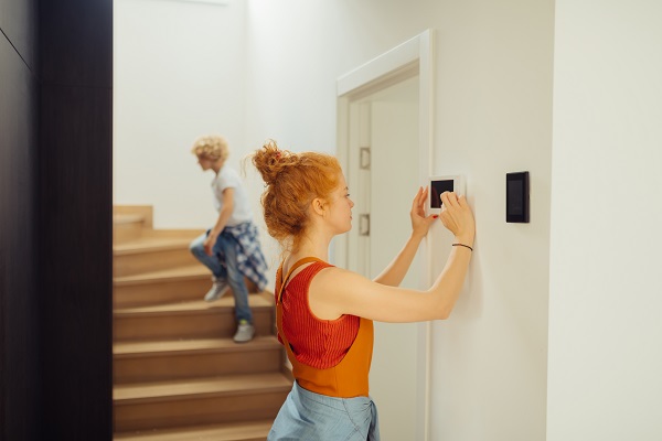 Donna disattiva l'impianto d'allarme di casa.